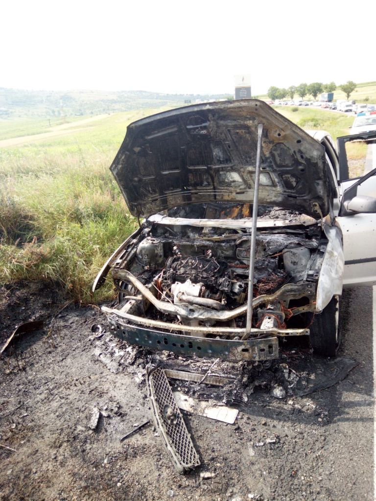 VIDEO. O mașină a ars ca o torță, pe un drum din Cluj. Au intervenit pompierii