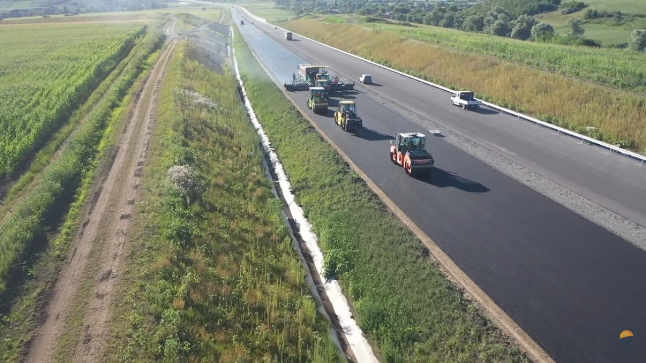 VIDEO. A3 prinde contur între Cluj și Mureș. Italienii au turnat primele straturi de asfalt