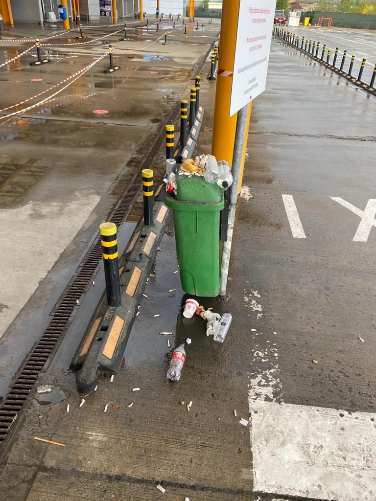 Rușinos! Coșuri de gunoi pline și mizerie de nedescris în parcarea Aeroportului Cluj. Poziția firmei GOTO Parking