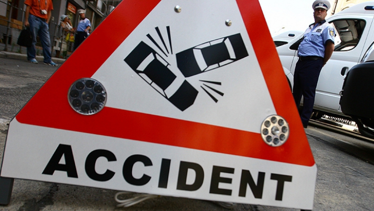 Trei mașini au fost implicate într-un accident în Cuzdrioara