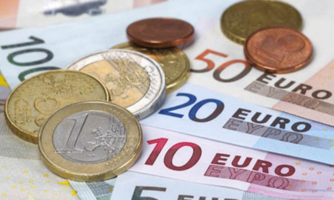 Curs Valutar. Vânzările de valută au ținut cursul euro sub 4,84 lei