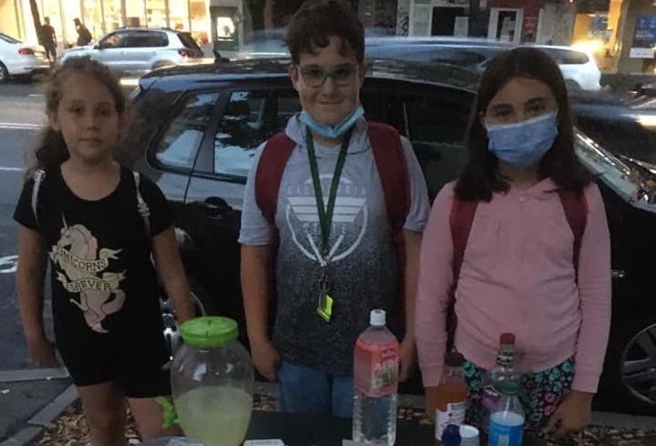 Gest inedit al unor copii din Cluj: vând limonadă pentru a ajuta un prieten cu cancer