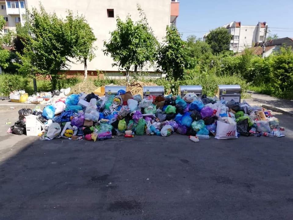 Gunoi neridicat cu zilele, pe stradă din Cluj. Ungureanu: „Fac apel public la consilierii locali, să nu aprobe prețurile la salubritate”