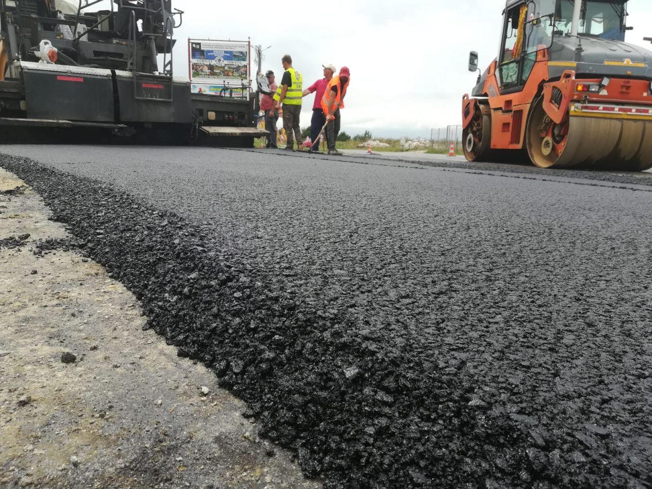 Un drum recent preluat în administrarea CJ Cluj a intrat în lucrări de asfaltare