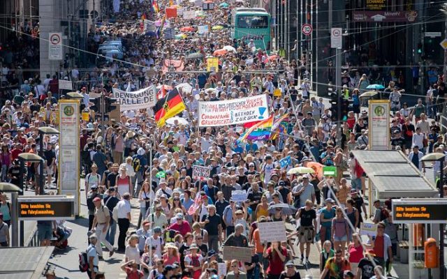 Proteste masive la Berlin, împotriva restricțiilor și a purtării măștii