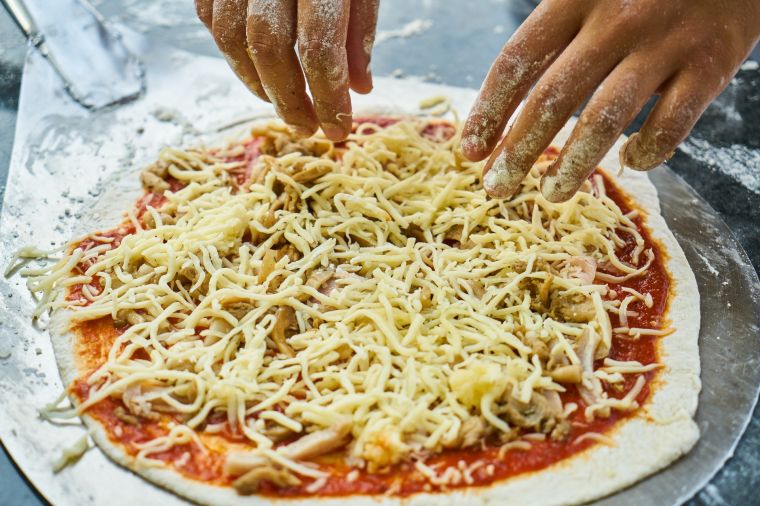 Pizza cu viermi, descoperită de Protecția Consumatorului la un restaurant din Cluj. Instanța a anulat amenda deoarece „produsele naturale pot conține larve”