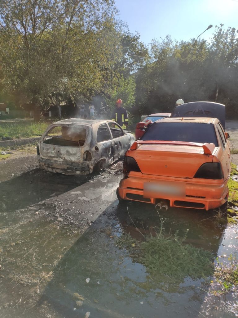 Mașină incendiată de copii care se jucau, în Câmpia Turzii. Flăcările s-au extins la încă două mașini din apropiere
