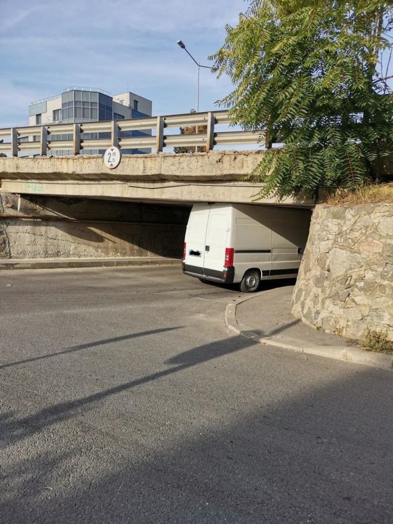 „Dorel” s-a blocat cu duba sub podul de pe Calea Turzii