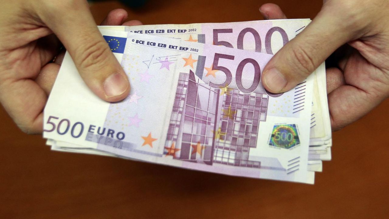 Curs Valutar. Băncile vând un euro cu peste 4,9 lei