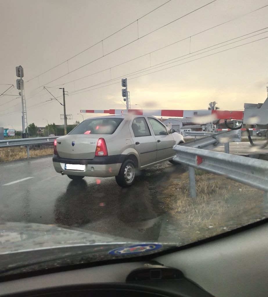 POZA ZILEI. Încă o mașină prinsă sub barieră la Cluj