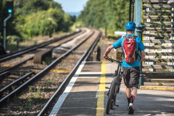 Doi tineri călătorit 120 km și au ajuns mai repede cu bicicleta decât cu trenul InterRegional