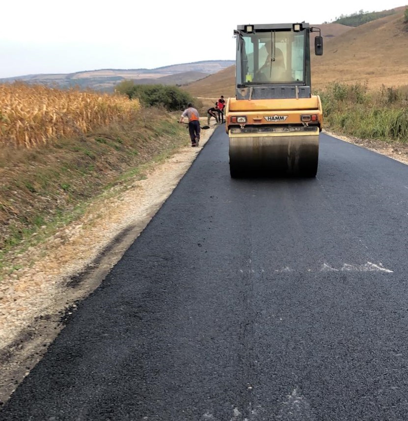 Au început lucrările de asfaltare pe un drum județean din Cluj. 