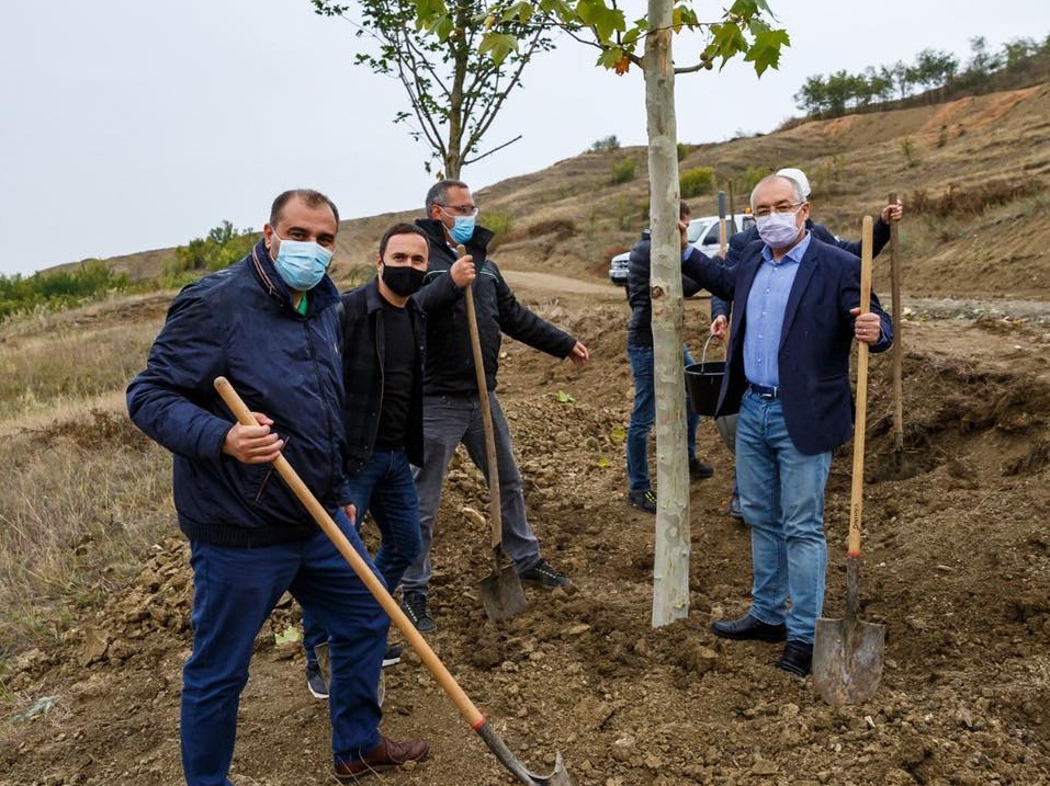 S-au plantat primii arbori din Pădurea Clujenilor! Primarul Emil Boc, cu lopata la treabă