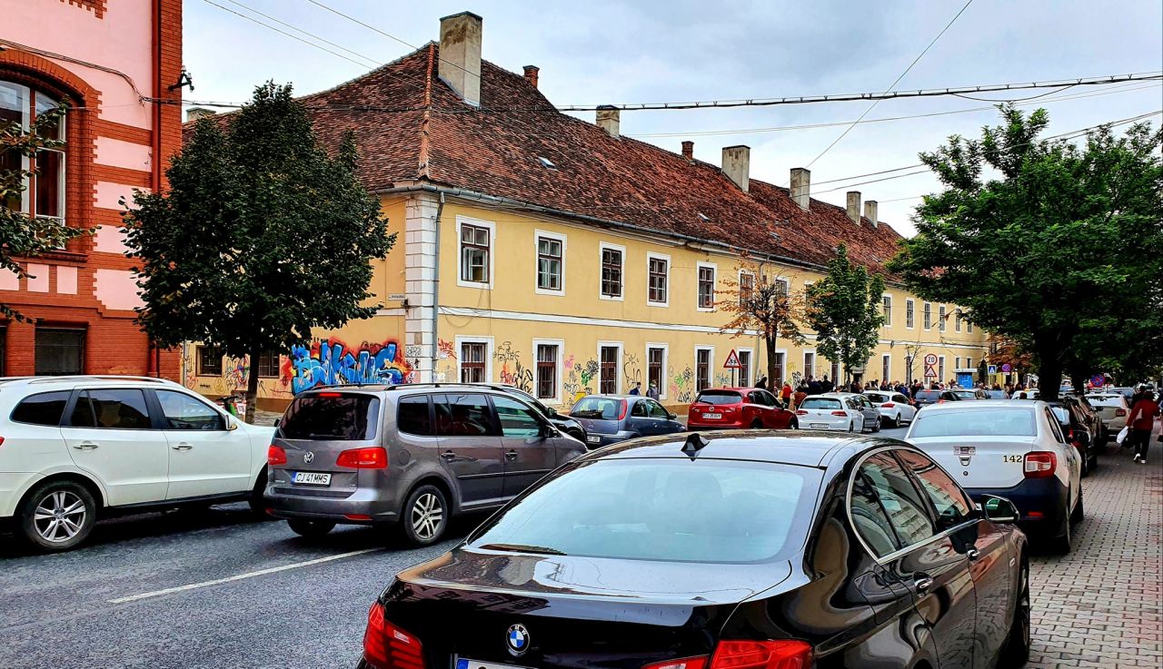 Clujenii blochează centrul orașului când își recuperează pruncii de la școală