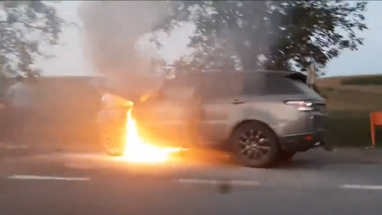 O mașină a luat foc la ieșire din Tureni. Trafic BLOCAT - FOTO
