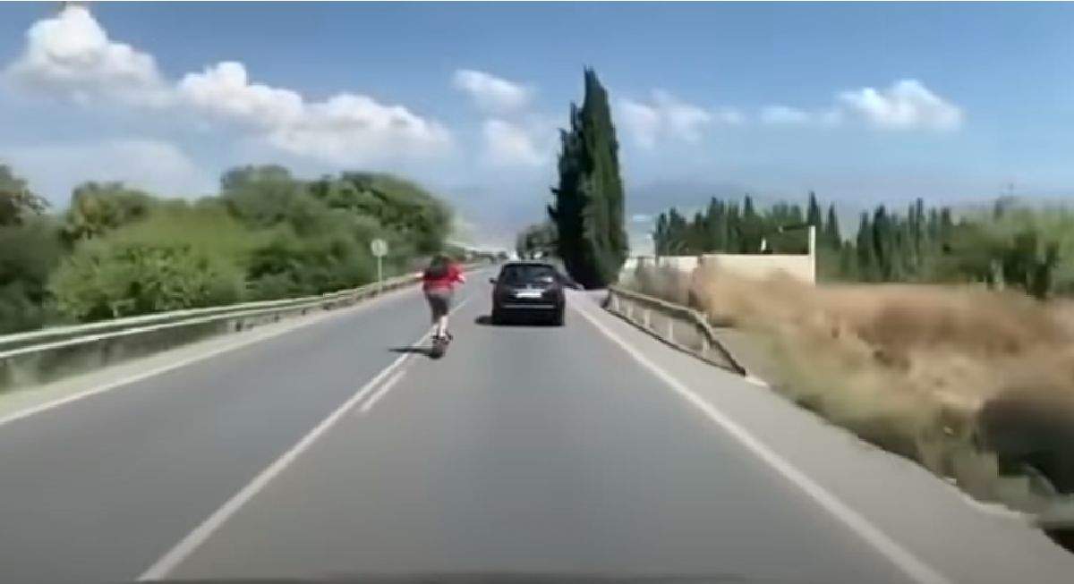 Trotinetele au ajuns la un alt nivel. Un tânăr a încercat să depășească o mașină cu peste 100 km/h în trafic. VIDEO