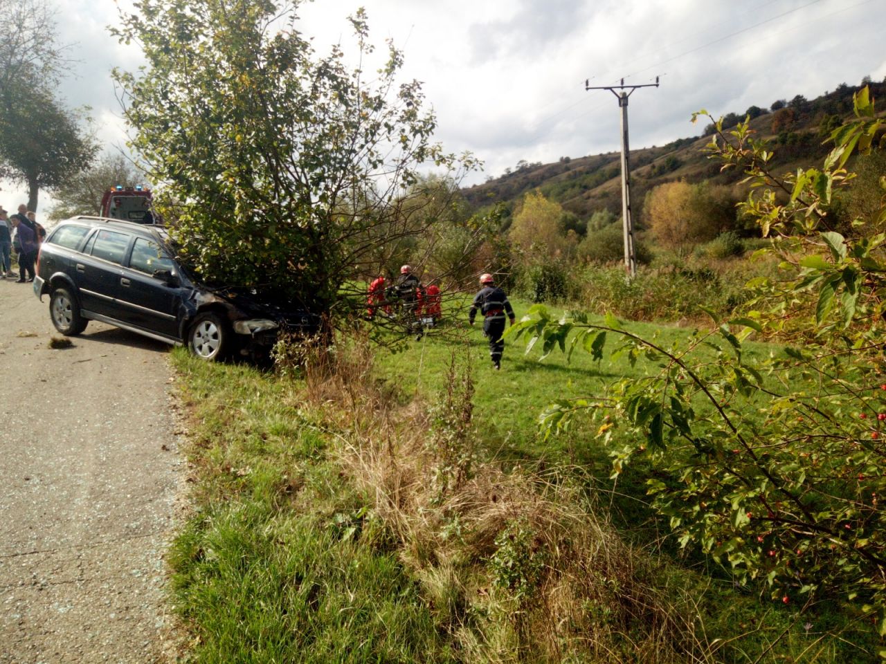 Accident pe un drum din Cluj. Un șofer a intrat cu mașina într-un copac de pe marginea drumului