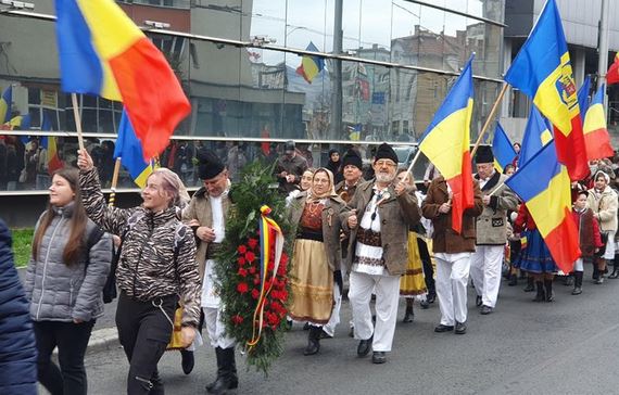 „Marșul Recunoștinței”, omagiu pentru eliberarea Clujului. Zeci de clujeni au purtat straie populare românești. VIDEO