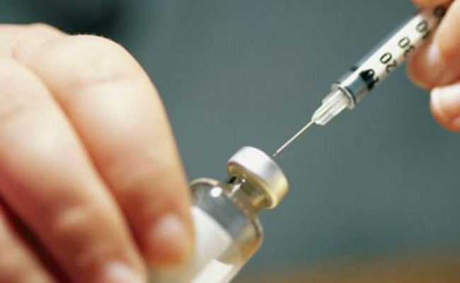 Testarea unui vaccin anti-COVID, întreruptă după apariția unei boli inexplicabile la un pacient