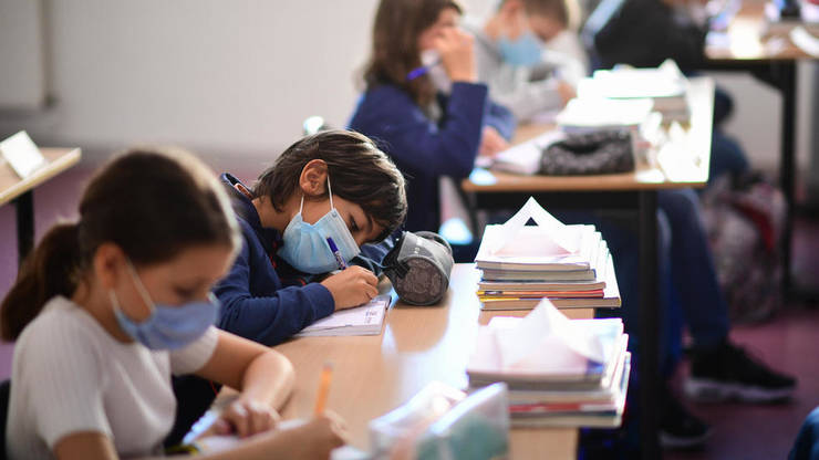 Numărul cazurilor de COVID în școlile din Cluj, în continuă creștere! Peste 100 de infectări DOAR la elevi