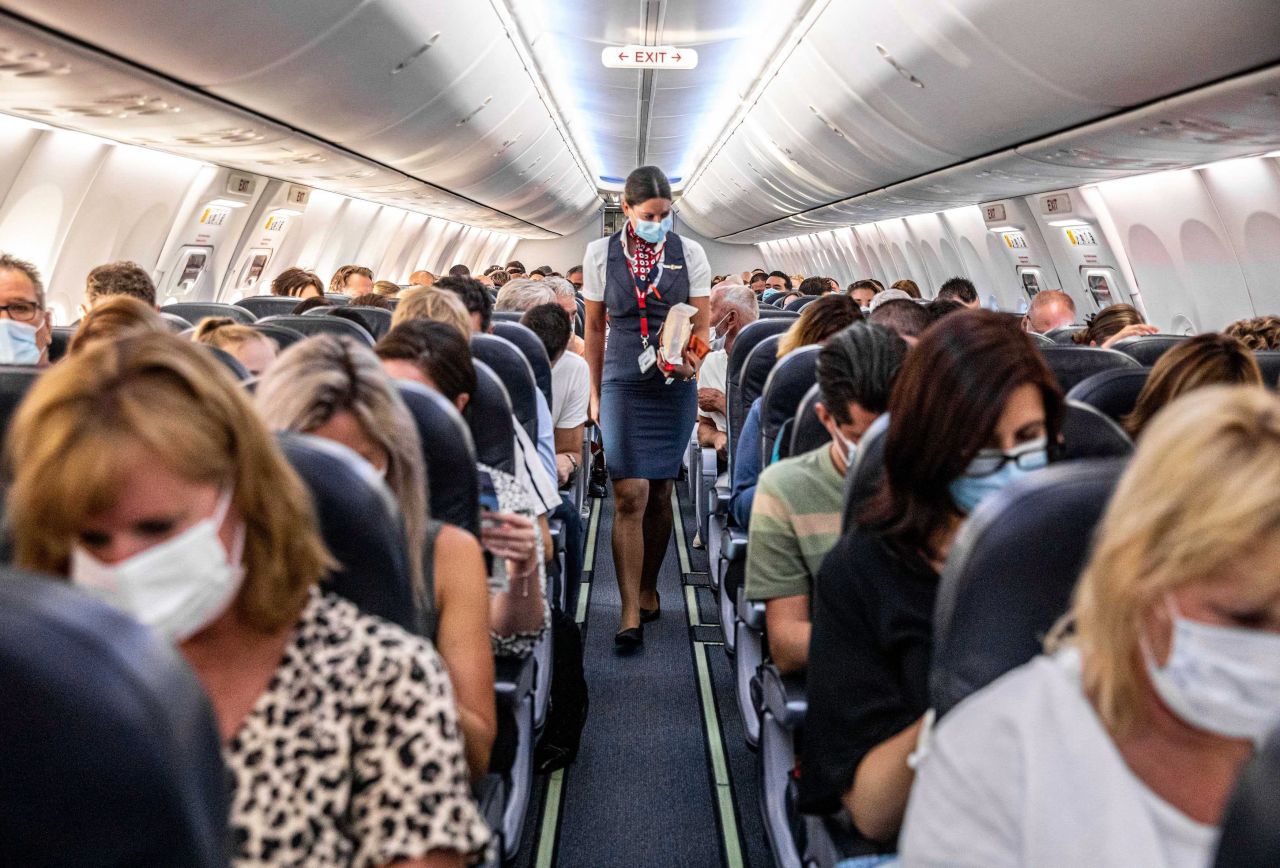 Este sau nu periculoasă călătoria cu avionul? Cât timp ar trebui să stai în avion cu un bolnav de COVID19 pentru a te infecta?
