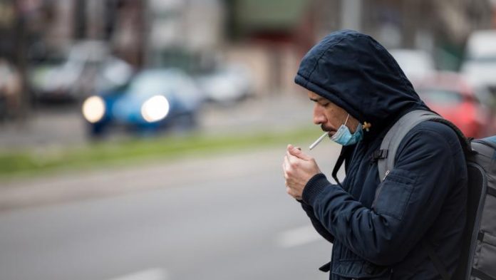 Mai este permis fumatul pe stradă, după ce purtarea măștii devine obligatori?