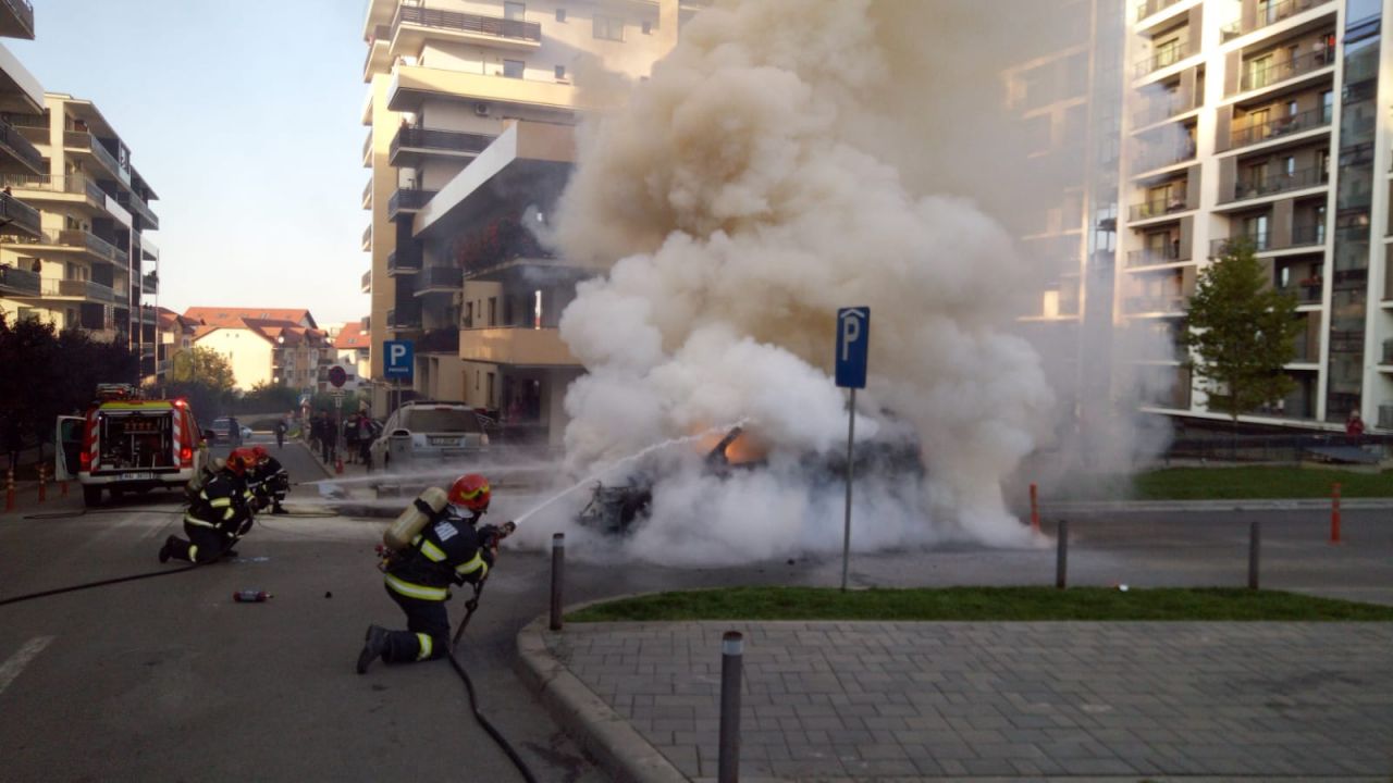 O mașină a fost cuprinsă de flăcări pe strada Bună Ziua. FOTO