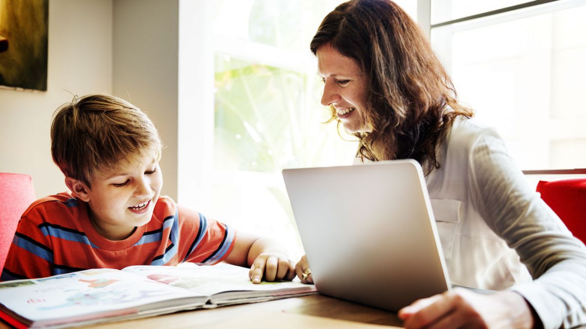 Părinții vor putea primi zile libere plătite, dacă copilul face ore online