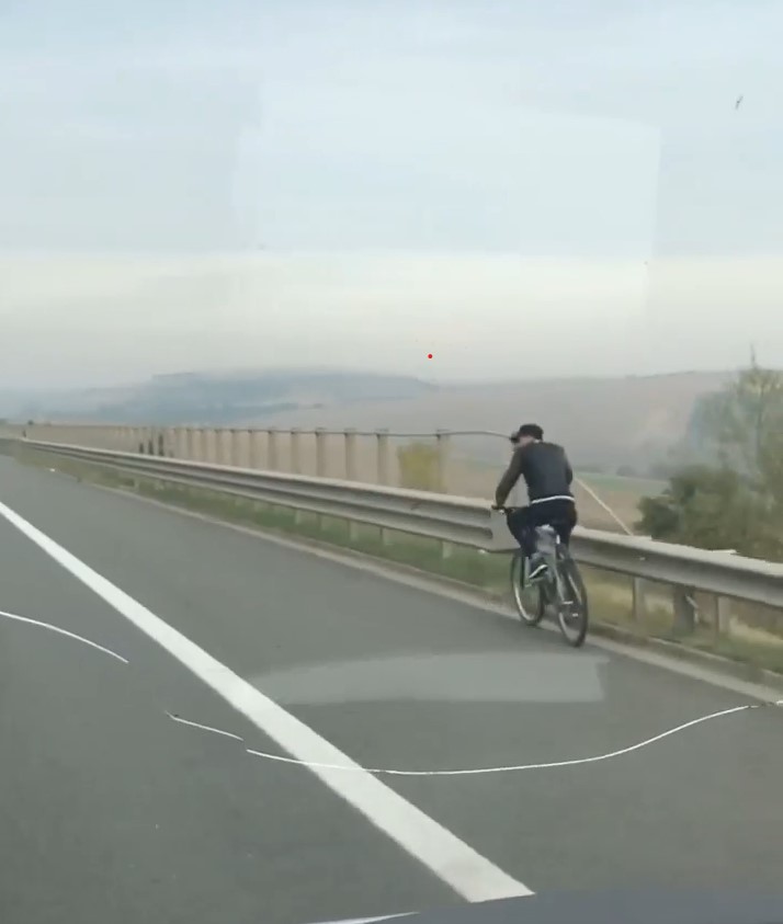 picture missile State Biciclist pe Autostrada Transilvania.VIDEO