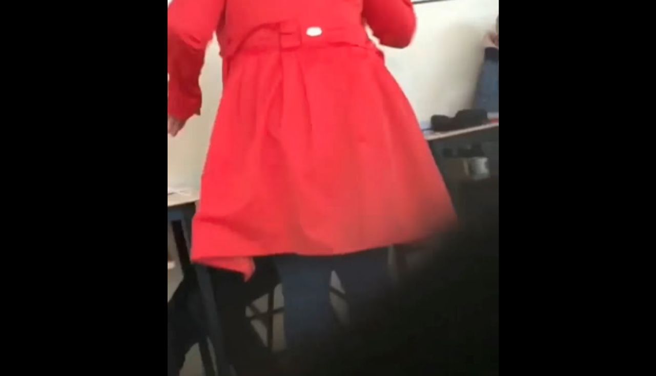 VIDEO. Profesoară filmată în timp ce își lovește elevii. Anisie a cerut o anchetă