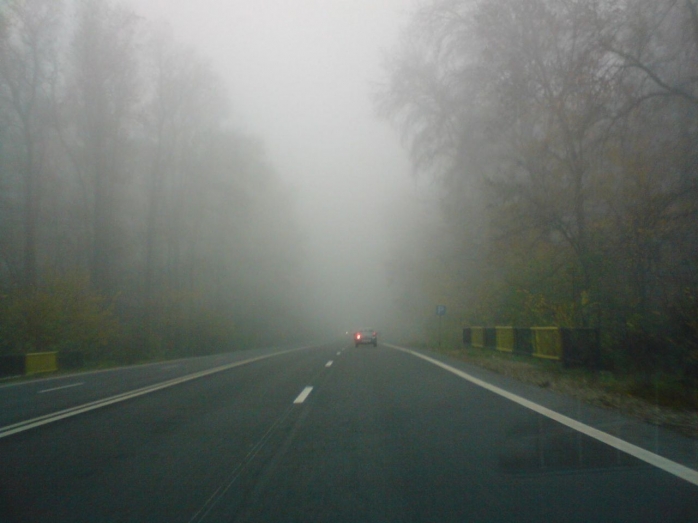 Atenție, șoferi! Cod galben de ceață și vizibilitate redusă