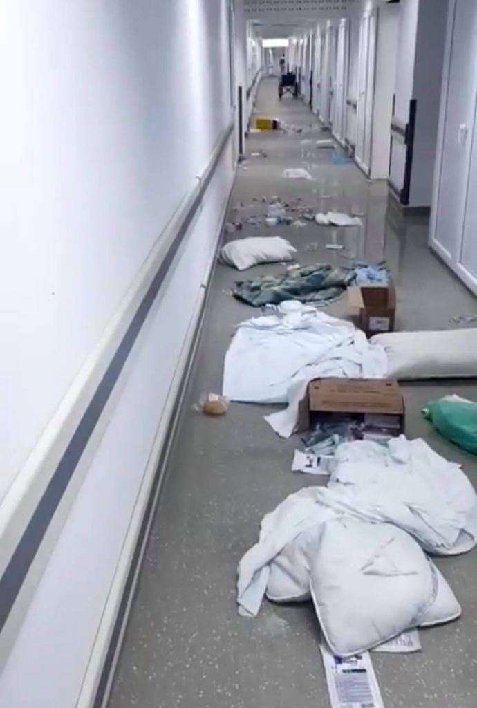 Un pacient COVID19 a distrus mobilierul spitalului și a lăsat apa să curgă în saloane pentru că era supărat pe medici