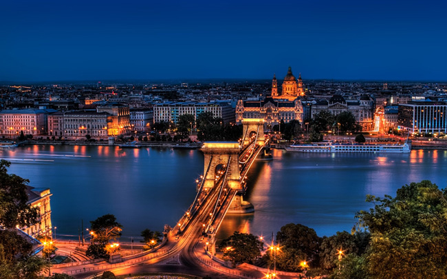 Ungaria introduce noi măsuri:  barurile se închid, carantină de noapte