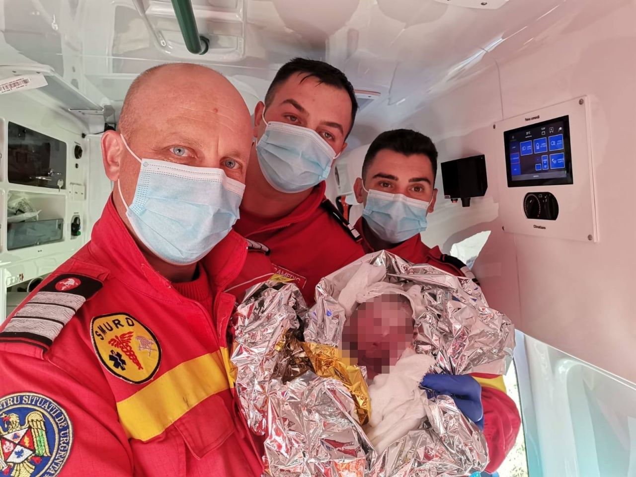 S-a născut ÎN AMUBULANȚĂ, la câțiva kilometri de primul spital. Copilul a fost „moșit” de echipajul SMURD. Îi vor fi și nași la botez?