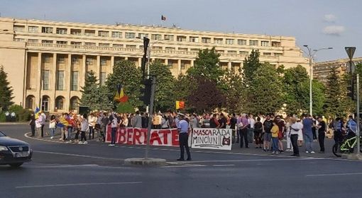 scandal-in-piata-victoriei-unde-peste-100-de-romani-protesteaza-jandarmii-au-intervenit-in-forta-video