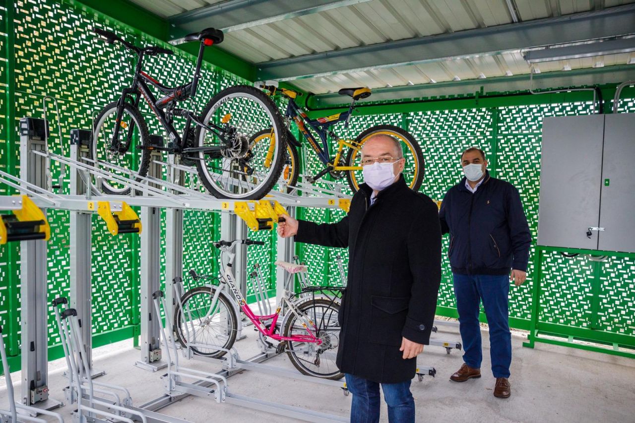 Stationary Impolite probability Premieră în Cluj-Napoca. Noi containere securizate cu 100 de locuri pentru  biciclete. FOTO