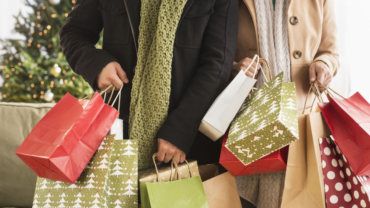 Sărbătoriile vin cu restricții. 5 moduri prin care cumpărăturile de Crăciun vor fi total diferite în 2020