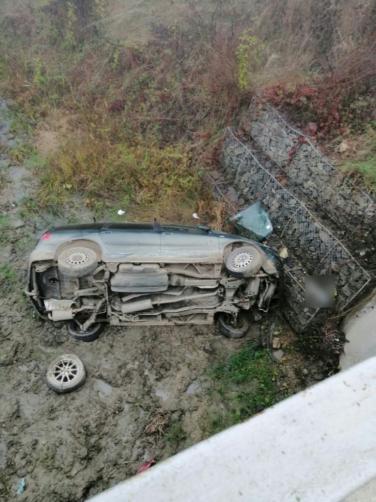 Accident cu doi răniți, pe un drum din Cluj. O mașină s-a răsturnat în albia unui pârâu