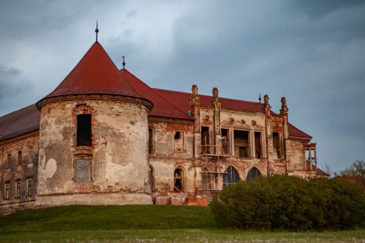 Continuă procesul de restaurare la Castelul Bánffy. Cum arată clădirea principală. FOTO