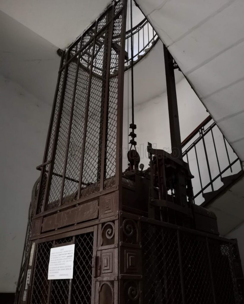 Cel mai vechi lift din Cluj are aproape 120 de ani. Liftul „vintage” funcționează și în prezent cu cartelă. FOTO/VIDEO