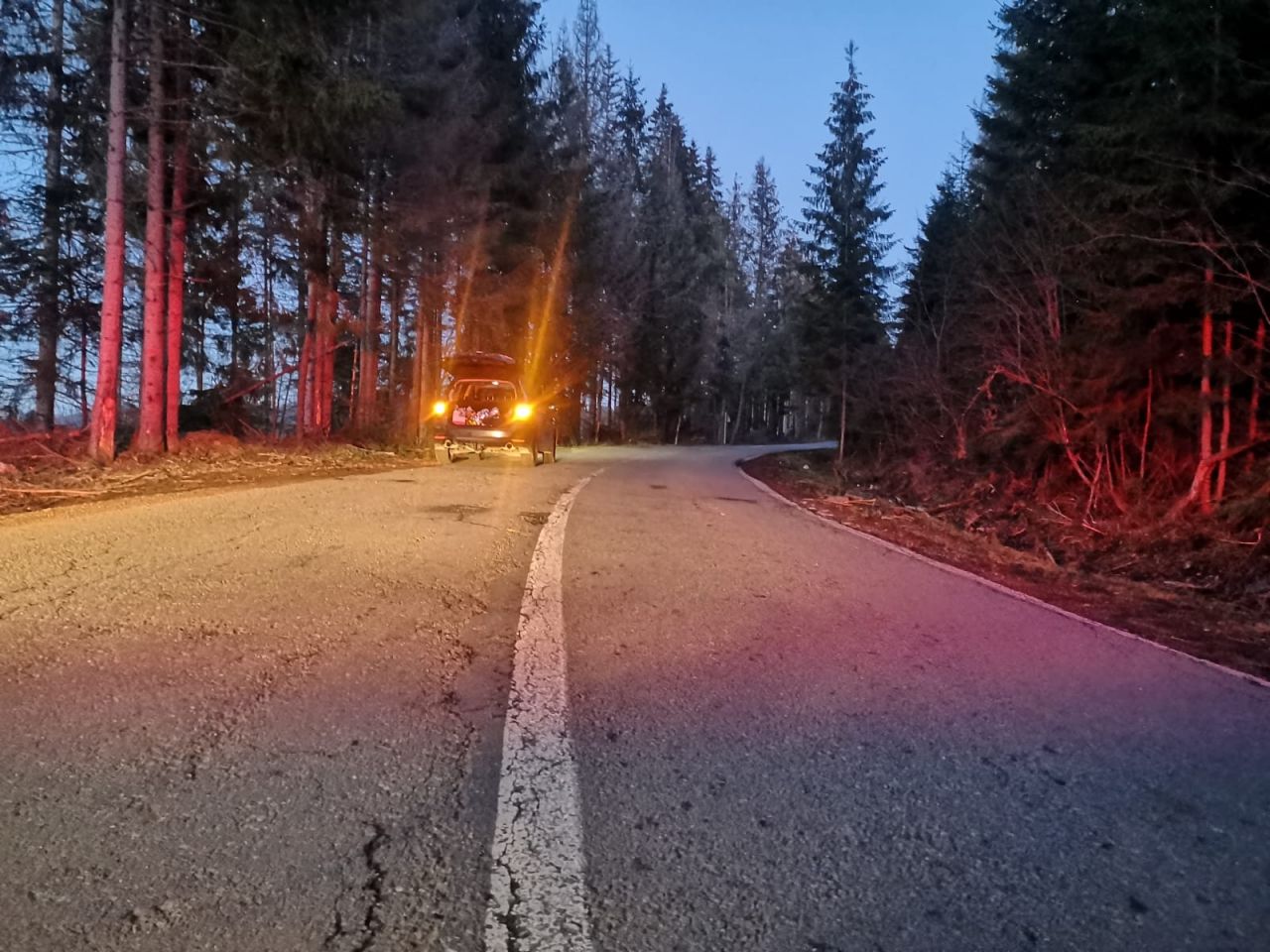 Accident bizar pe un drum din Cluj. Un tânăr aflat în portbagaj a căzut din mașină