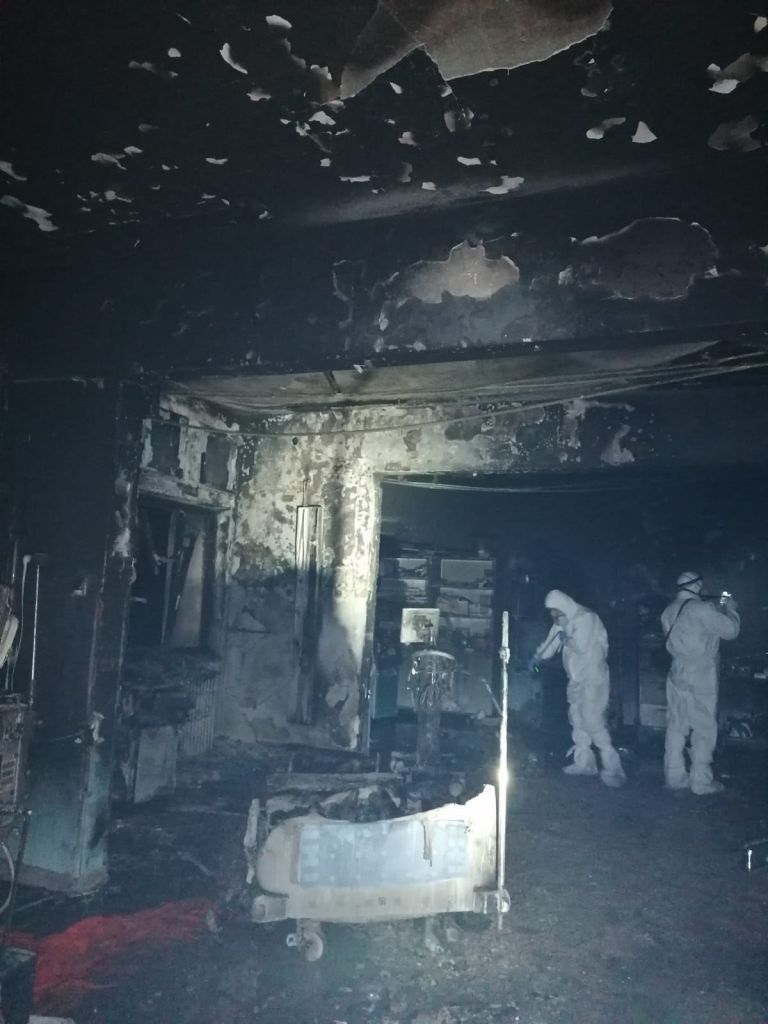 FOTO. Imaginile groazei după incendiul de la secţia ATI a Spitalului din Piatra Neamţ. Paturi întregi au ars complet