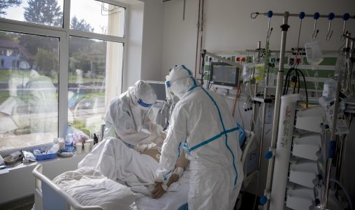 Spitalele nu mai fac față fluxului mare de pacienți. Sistemul medical este supraaglomerat
