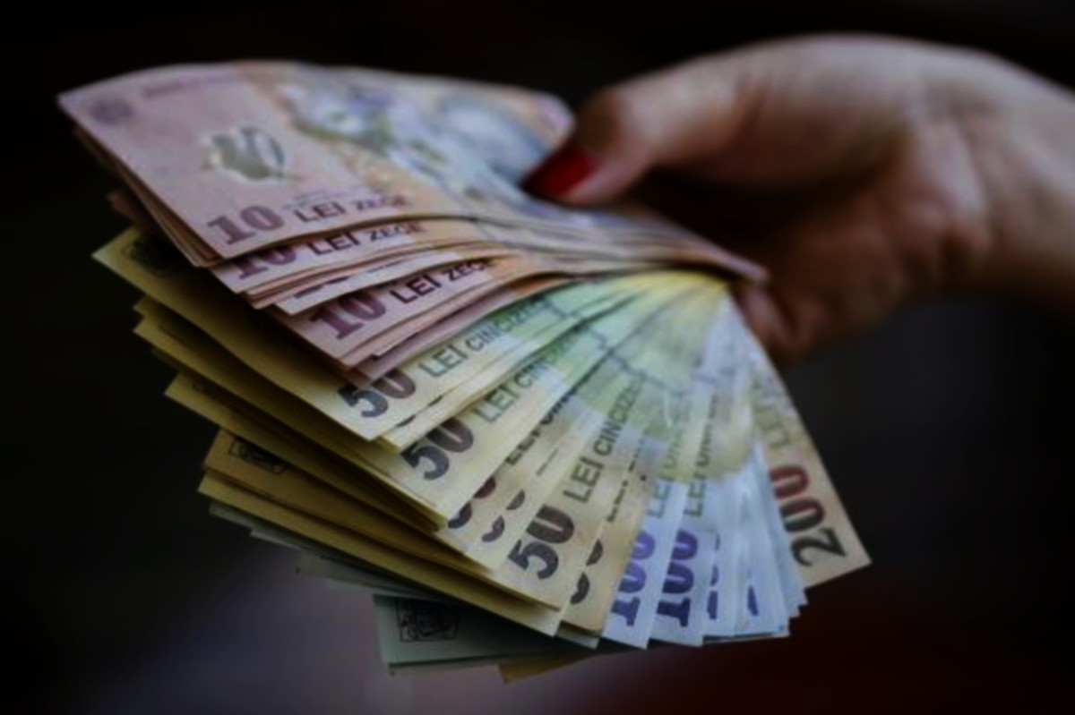 Atitudinea românului față de bani. Unde își ascund economiile o treime din români? 