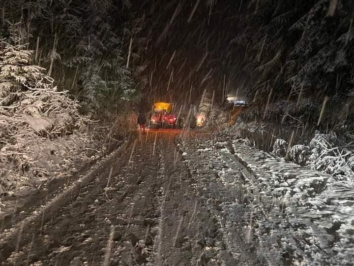 Un drum din județul Cluj este blocat din cauza ZĂPEZII. Mai multe mașini au derapat FOTO