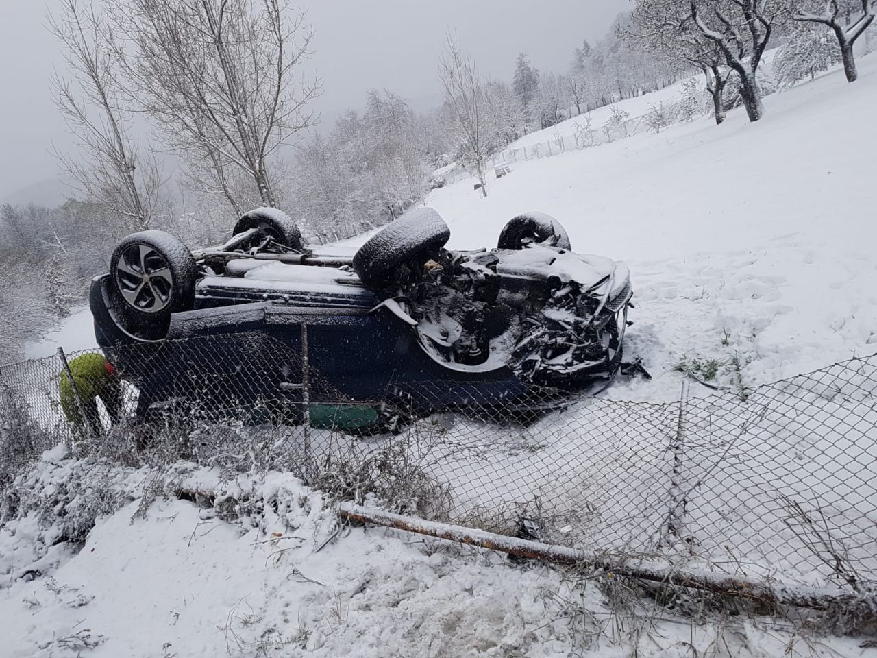 O mașină s-a RĂSTURNAT în comuna Feleacu din cauza ninsorii. 2 minori au fost răniți