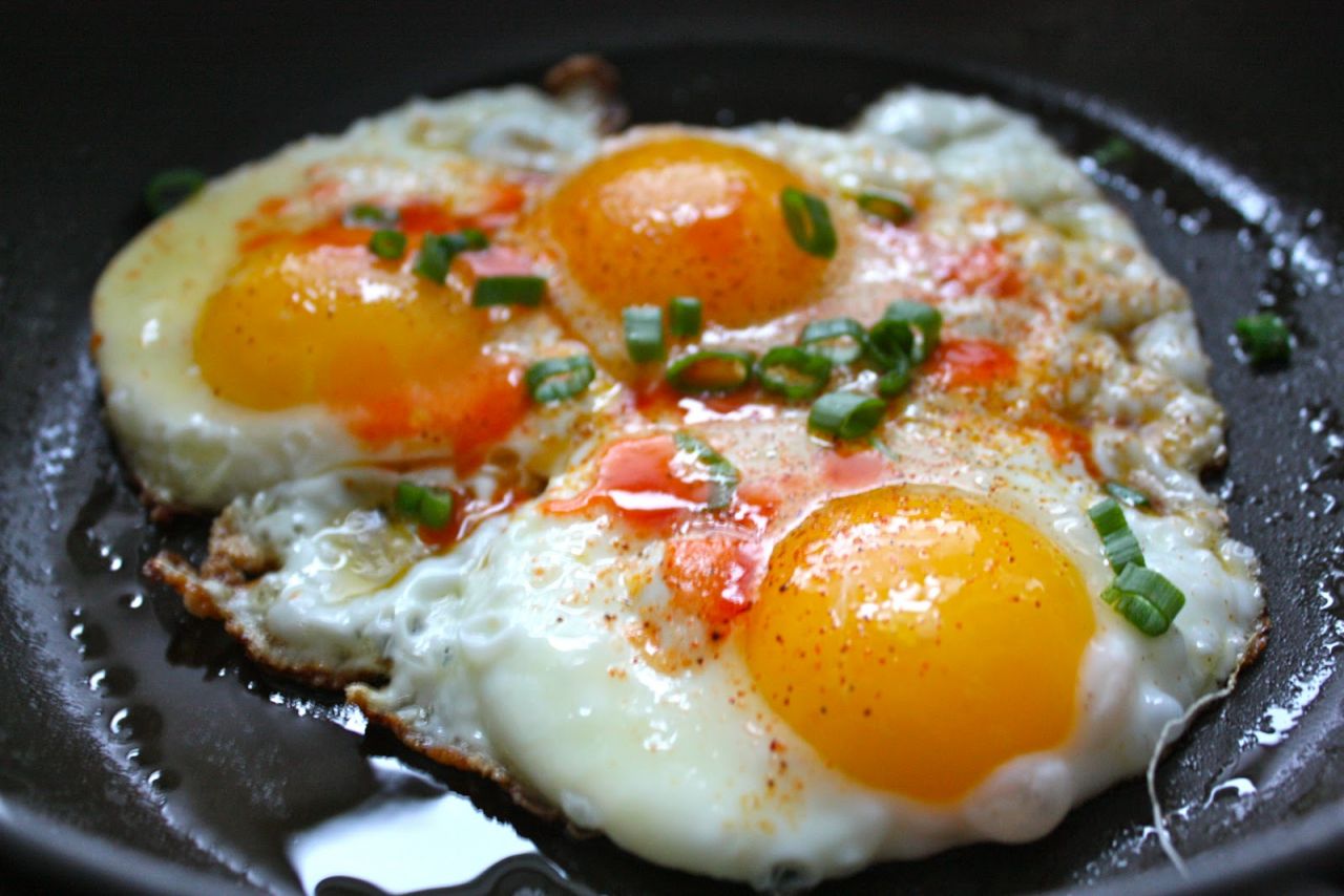 Știi ce pățești dacă mănânci ouă zilnic? Există un risc crescut de îmbolnăvire