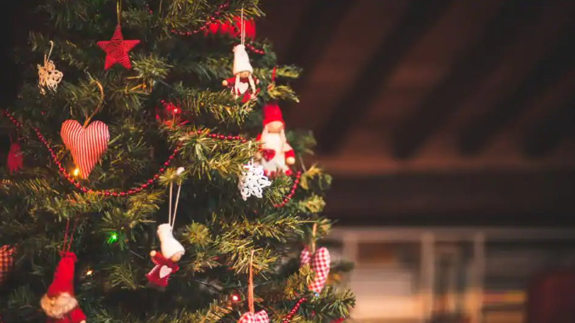 Crăciunul va fi plin de restricții. Care este cea mai bună opțiune de a-ți petrece sărbătorile în pandemie?