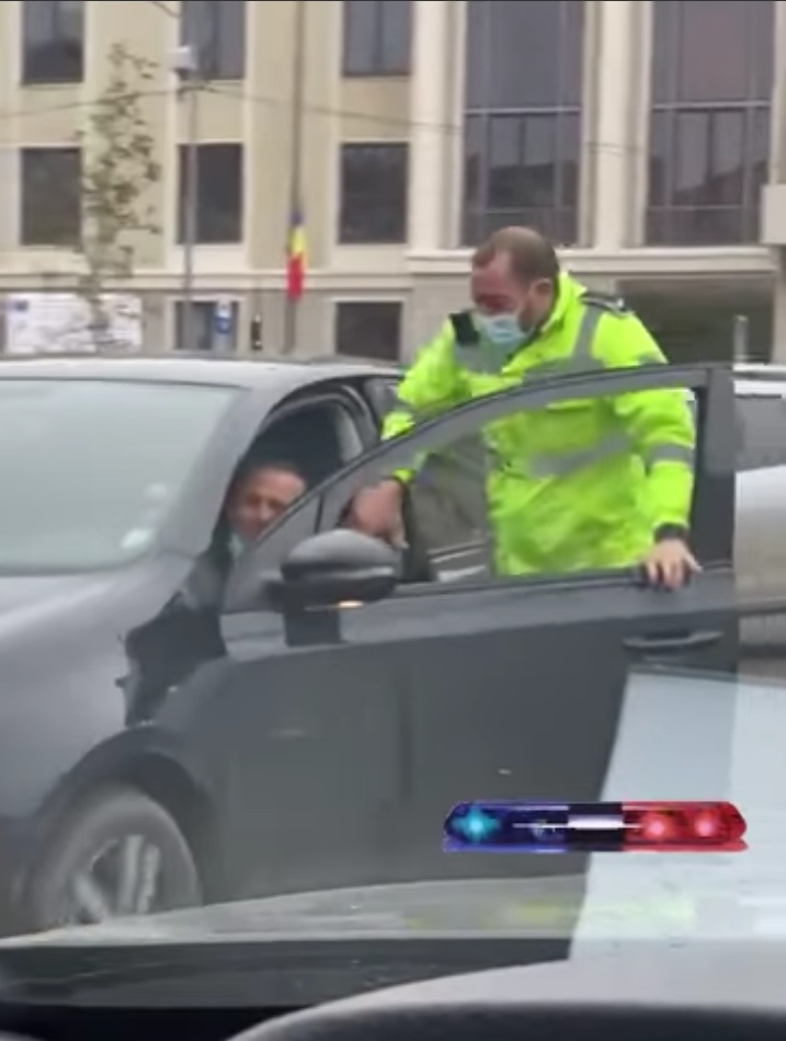Manevre ca în filme a unui polițist din Cluj. A sărit în mașina șoferului care încerca să fugă de amendă