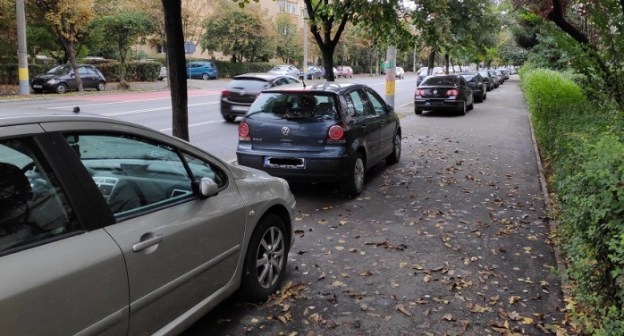 Mașinile parcate pe trotuar vor putea fi ridicate. Legea a fost promulgată